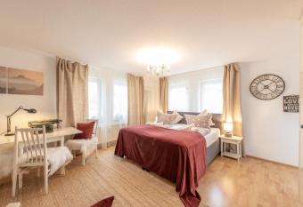 1 MIN TO THE OUTLET * NETFLIX * NESPRESSO * KITCHEN * has Balcony rooms