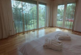 Luxury 3 Bed Apartament,3 Bath in Mamaia Nord,2 minute de Plaja has Balcony rooms