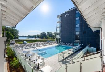 Mercure Tokaj Center has rooms with a private hot tub