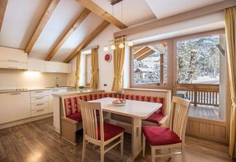 Runcac Apt Rit has Balcony rooms