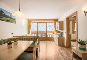 Runcac Apt Roterins has Balcony rooms