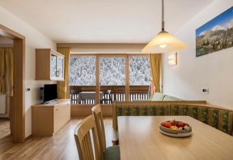 Runcac Apt Pla has Balcony rooms