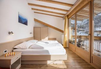 Runcac Apt Gomina has Balcony rooms