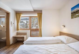 Runcac Apt Salt allows 18 year olds to book a room