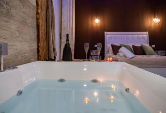 La Siciliana allows 18 year olds to book a room