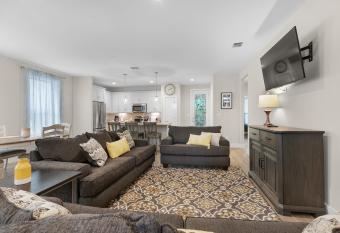 Pristine 3-bedroom Home Near Canyon Lake! has Balcony rooms