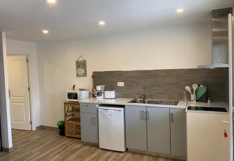 Appartement 2 personnes proche plage(900m) dans une maison individuel. has Balcony rooms