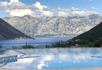 Lavander Bay - 2 bedroom apartment with pool has Balcony rooms