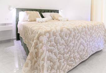 Luxury rooms Green and Gold Split allows 18 year olds to book a room