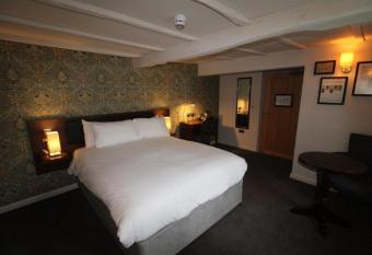 rooms @ the dolau inn allows 18 year olds to book a room