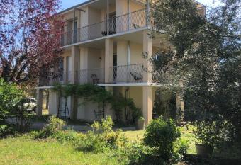 Condrieu appartement 1er allows 18 year olds to book a room