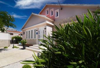 Holiday home Eden has Balcony rooms