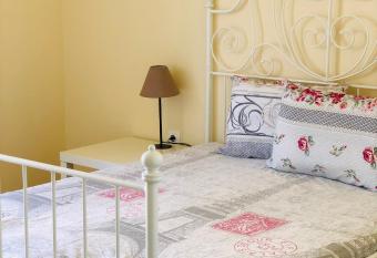 Blue air apartment 1minute from sea, 15 min from the airport has Balcony rooms