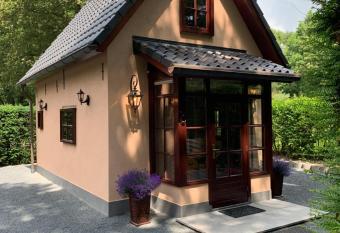 Romantisch Gastenverblijf  Het Vogelhuisje  allows 18 year olds to book a room