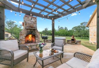 New! Luxury Home with Hot tub, Fire Pit & Hill Country Views has Balcony rooms