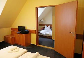 Thermal Hotel Mosonmagyarovar has rooms with a private hot tub