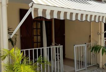 Le TAMARINIER allows 18 year olds to book a room