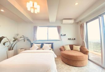 Ocean view suite Coco Calm URUMA has rooms with a private hot tub