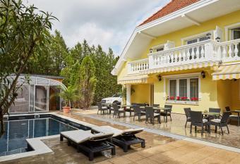 Gold House Pension has Balcony rooms