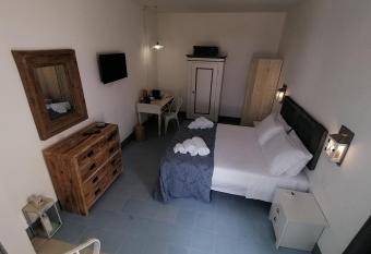 ARRETU LA CHIESA allows 18 year olds to book a room