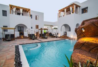 La Belle Vie - Santorini - Adults Only allows 18 year olds to book a room