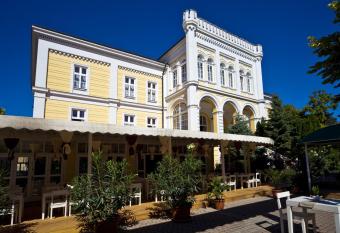 Hotel Astoria has Balcony rooms