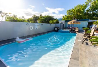 Aquaville Dorado Moderna Villa 4 allows 18 year olds to book a room