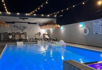 Aquaville Dorado Moderna Villa 5 allows 18 year olds to book a room