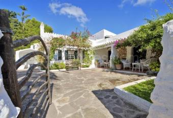 Es Patrons Peace & Resort allows 18 year olds to book a room