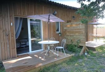 les chambres du pont des ch  vres has Balcony rooms