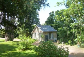 LA PETITE CHARMILLE allows 18 year olds to book a room