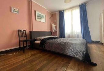 Open d   Orl  ans, centre ville allows 18 year olds to book a room