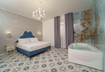 The Gentleman of Tropea has rooms with a private hot tub