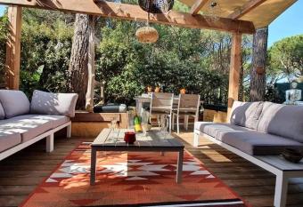 mazet des virgiles 4/5 pers has Balcony rooms