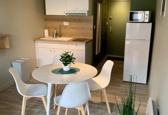 Cote & Mer has Balcony rooms