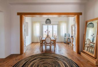 Ryakia villa, 5 min away from Super Paradise Beach has Balcony rooms