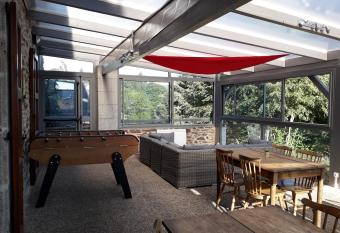 Le Tromp  L   il allows 18 year olds to book a room