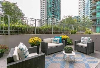 Luxury Suite with Private Patio in Downtown Toronto has rooms with a private hot tub