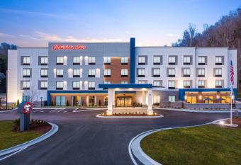 Hampton Inn Ashland City allows 18 year olds to book a room