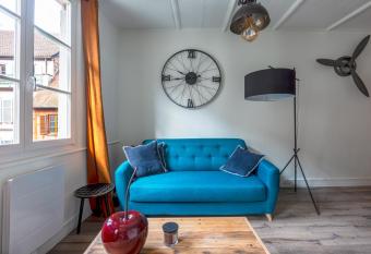 L Industriel - Au coeur de Strasbourg allows 18 year olds to book a room
