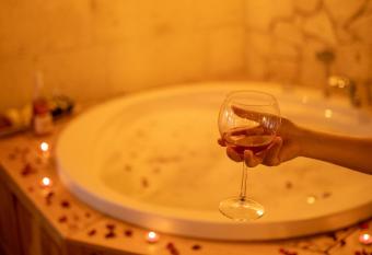 Pome Granate Cave Hotel has rooms with a private hot tub