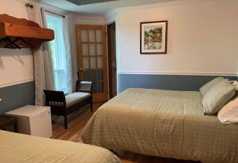 Auberge Les Deux Tours has Balcony rooms