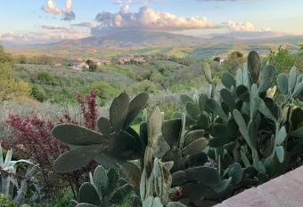 Locazione Turistica sita in via Ponte di Ferro 2 a Gualdo Cattaneo has Balcony rooms