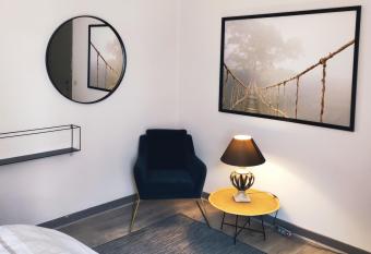 Le 5   me allows 18 year olds to book a room