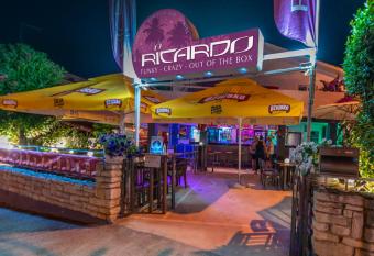 RICARDO Team-Hostel allows 18 year olds to book a room