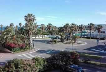 Studio in Fr  jus near the beach and the port has Balcony rooms