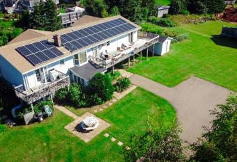 Lee's Ocean Peek B & B has Balcony rooms