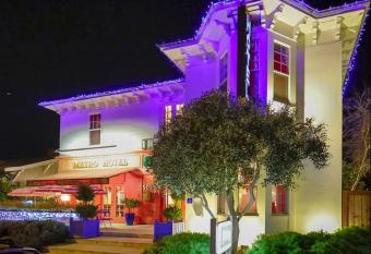 Metro Hotel and Cafe has Balcony rooms