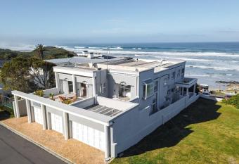 Hermanus Beachfront Lodge - Solar Power allows 18 year olds to book a room