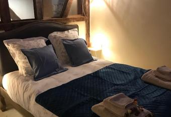 Cosy studio Place Sainte Catherine allows 18 year olds to book a room